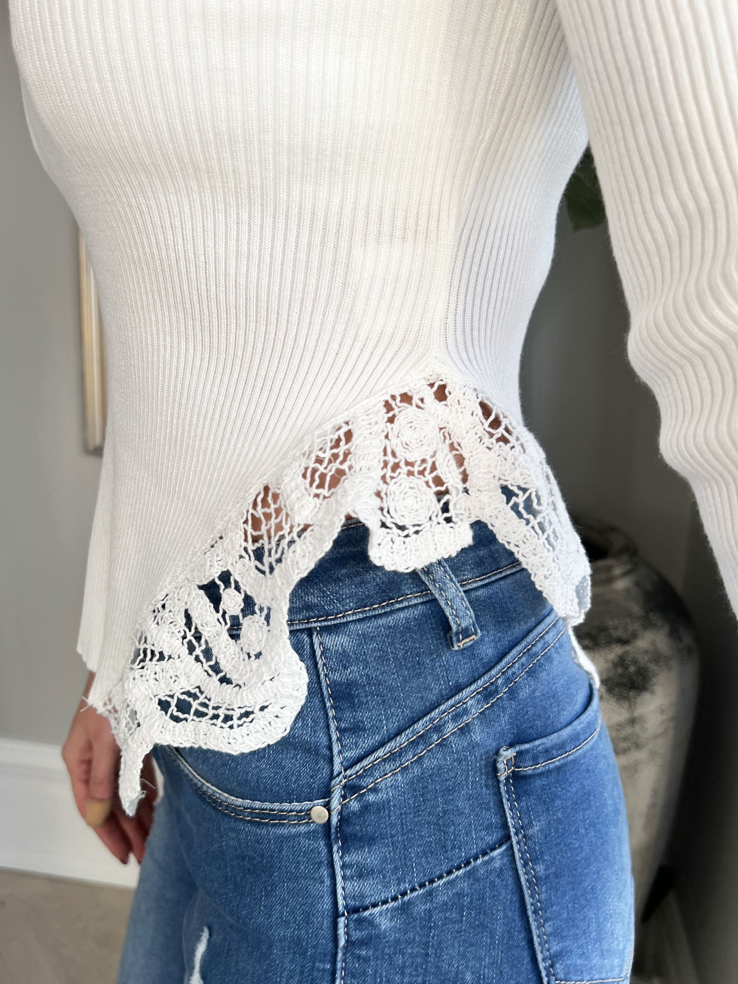 Krista - Blus i fin stickning med volangkant undertill